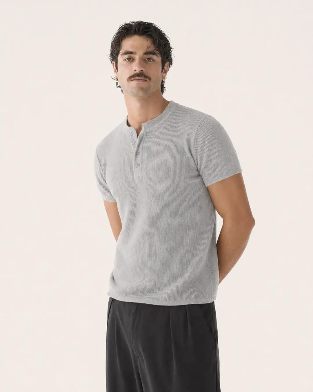 Ürün görseli: Henley Yaka Düğme Detaylı Slim Fit Kısa Kollu Tişört - Gri