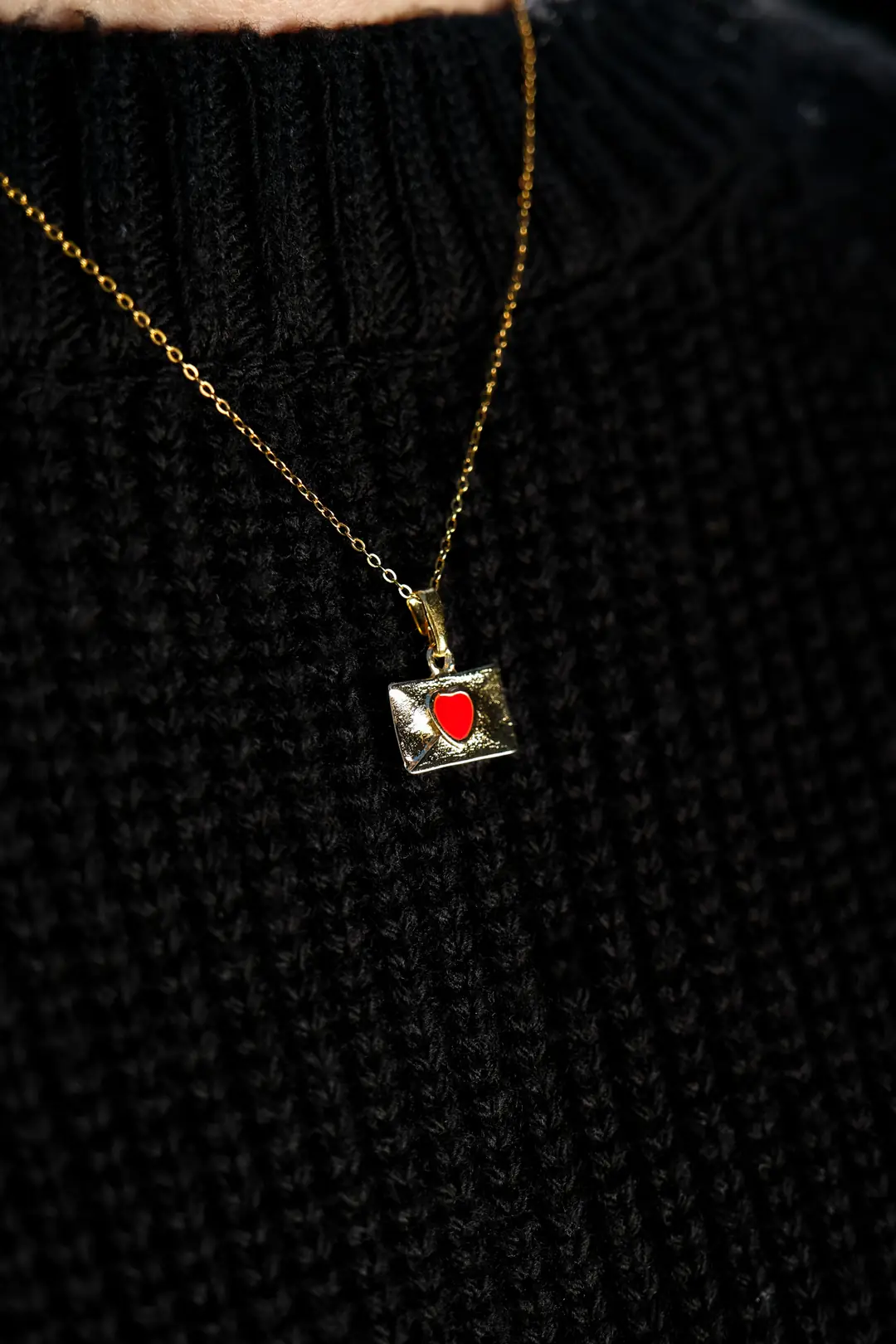 Ürün görseli: Gold Heart Script Necklace