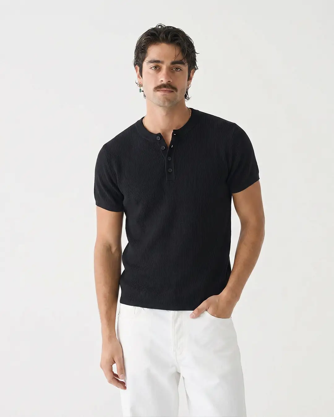 Ürün görseli: Henley Yaka Düğme Detaylı Slim Fit Kısa Kollu Tişört - Siyah