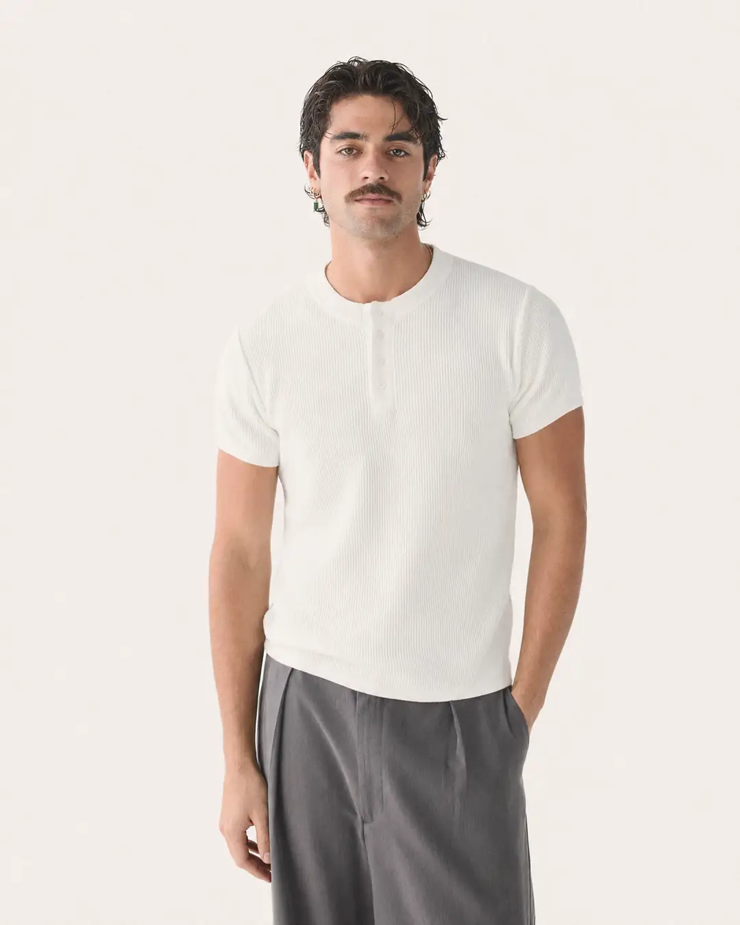 Ürün görseli: Henley Yaka Düğme Detaylı Slim Fit Kısa Kollu Tişört - Beyaz